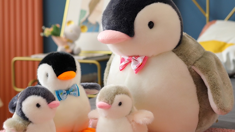 Quattro pinguini di peluche di dimensioni diverse